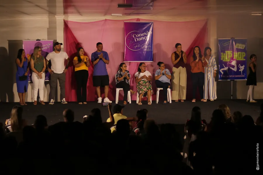 Comunidade da Conexão Dança reunida no palco