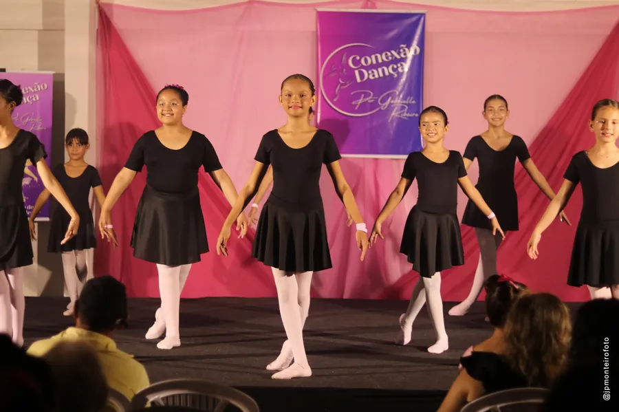 Bailarinas da Conexão Dança em linha no palco