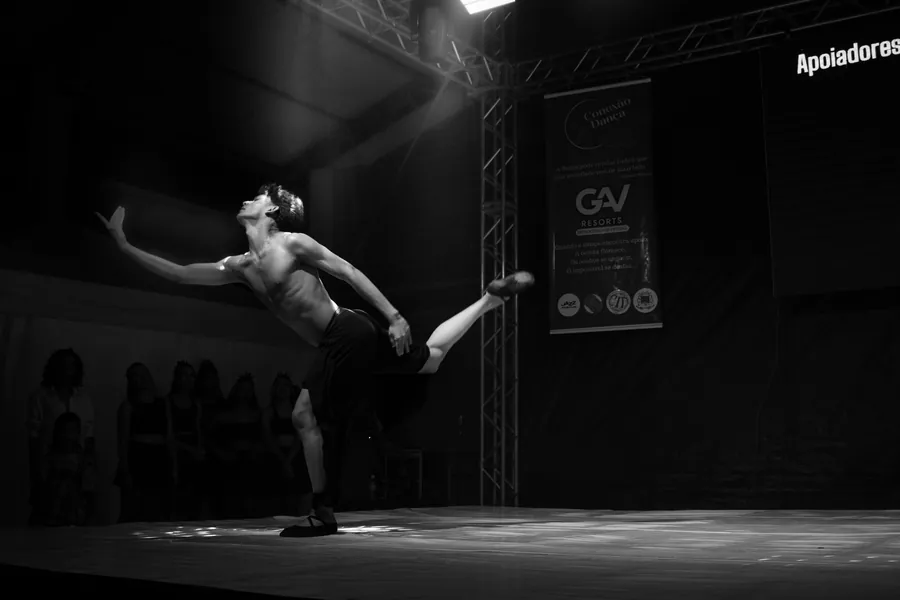 Bailarino da Conexão Dança em salto, foto em preto e branco